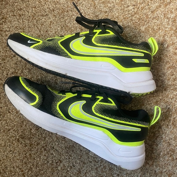 Nike Kids' Grade School Cosmic Runner Shoes, Size 3.5, Black/Volt - Picture 8 of 9
